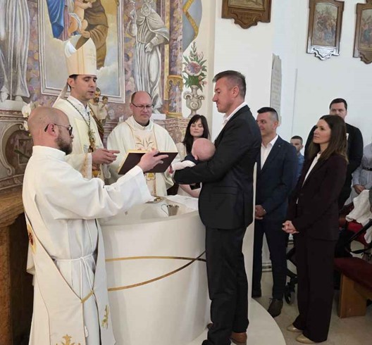 Biskup Kovač krstio šesto dijete obitelji Jeđud u Brezovici